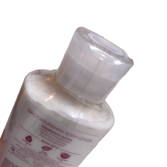 Strawberry Snowflakes X3 Nourishing Body Lotion Bath And Body Works - Picture 3 of 8